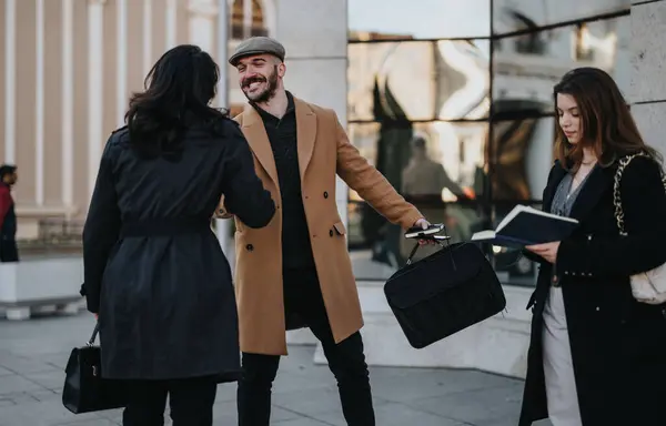 Städtische Begegnung Freien Mit Einem Glücklichen Mann Mütze Und Mantel — Stockfoto