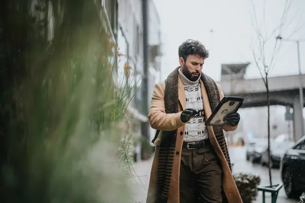 Konzentrierter Männlicher Unternehmer Mit Digitalem Tablet Freien Bei Schneefall Wintergeschäft — Stockfoto