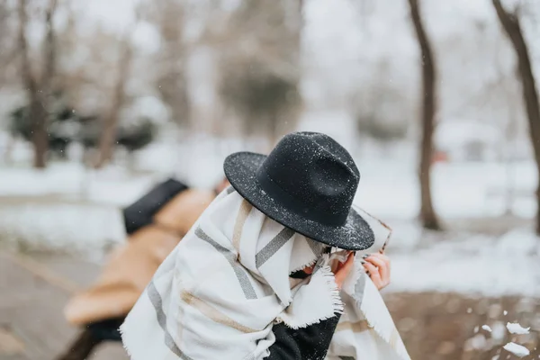 Giovane Adulto Piedi Nel Parco Durante Una Nevicata Che Incarna — Foto Stock