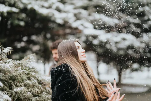 Två Unga Företagare Upplever Glädjen Snöig Dag Utanför Fånga Ett — Stockfoto