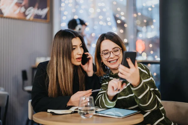 Zwei Junge Frauen Bei Einer Gemeinsamen Arbeitssitzung Einem Café Mit — Stockfoto