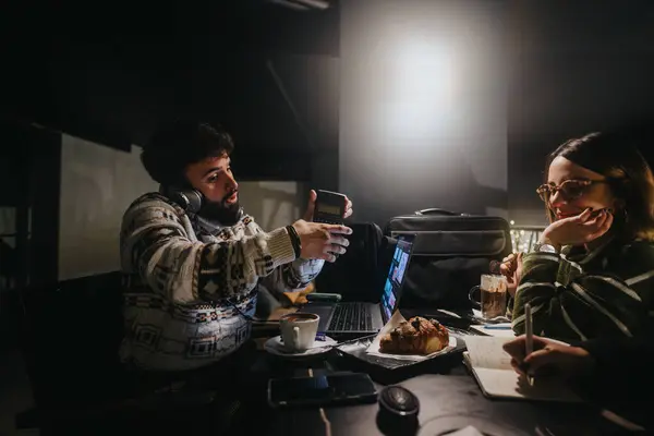 Two Young Professionals Working Late Night Cozy Office Environment — Stock Photo, Image
