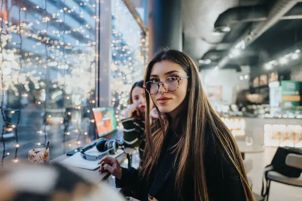 Eine Junge Frau Mit Brille Steht Einem Warm Beleuchteten Café — Stockfoto