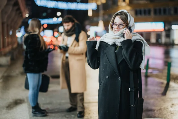Junge Frau Telefoniert Beim Abendlichen Pendeln Die Stadt — Stockfoto