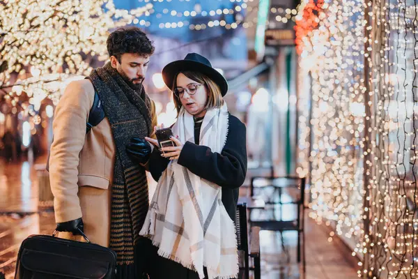 Dva Mladí Dospělí Zapojeni Chytrého Telefonu Pod Slavnostními Městskými Světly — Stock fotografie