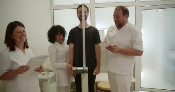 Trois Médecins Mesurant Taille Des Jeunes Patients Aide Stadiomètre Ils — Video