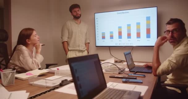 직장에서 다인종 비즈니스 청사진 그래프 차트에 토론에 참여하여 성공적인 프로젝트 — 비디오