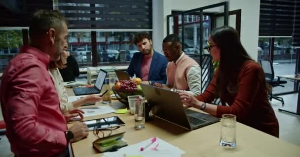 Framgångsrikt Team Multietniska Affärspartners Firar Med Applåder Affärsmiljö Visar Upp — Stockvideo