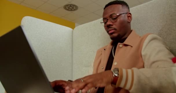 Scenie Profesjonalnej Współpracy Czarny Mężczyzna Pracuje Swoim Laptopie Badając Analizując — Wideo stockowe