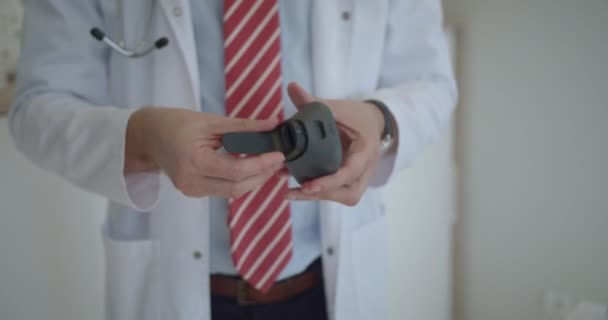Erfaren Medelålders Specialist Förbereder Video Laryngoskop Han Väg Att Undersöka — Stockvideo