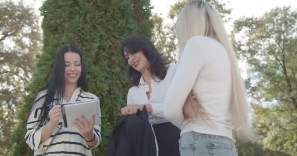 Ensolarado Parque Cidade Trio Animado Jovens Estudantes Universitárias Envolve Conversas — Vídeo de Stock