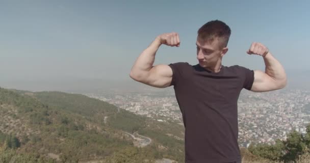 Dobře Vypadající Muž Sportovní Osoba Ukazuje Své Biceps Zatímco Stojí — Stock video