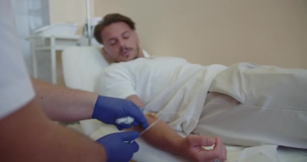 Paciente Joven Enfermo Masculino Que Recibe Vitamina Infusión Médica Hospital — Vídeos de Stock
