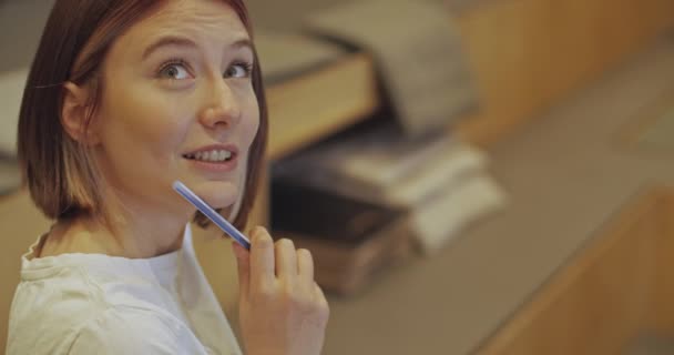 Atraktivní Zaměstnankyně Která Navštěvuje Obchodní Školení Diskutuje Svými Kolegy Přemýšlí — Stock video