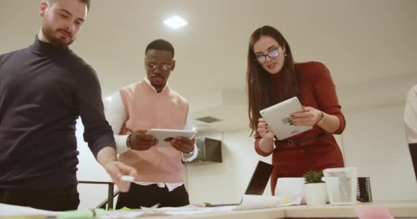Groupe Multiracial Collègues Examine Collaboration Travail Sur Des Tablettes Numériques — Video