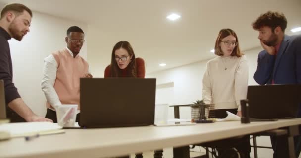 Gecenin Geç Saatlerinde Endişeli Arkadaşları Ofiste Çalışır Projelerini Ciddiyetle Tamamlar — Stok video