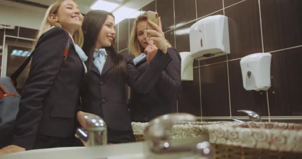 Женщины Студенты Делают Селфи Время Фиксации Волос Макияжа Туалете Университета — стоковое видео