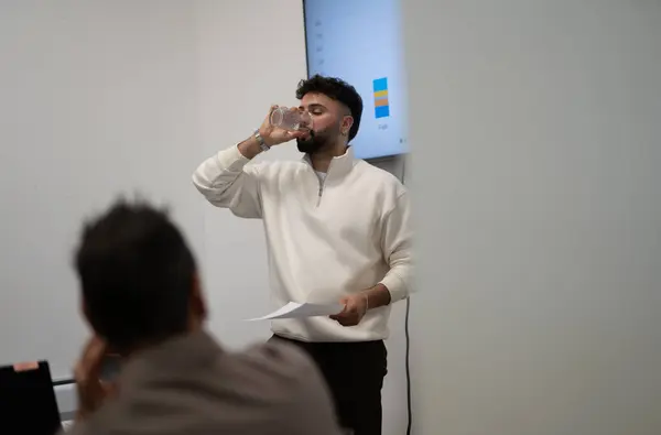 Business Presenter Trainer Takes Refreshing Water Break Rejuvenating Extended Speech — Stock Photo, Image