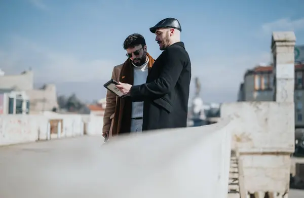 Elegantes Hombres Negocios Discutiendo Trabajo Tableta Aire Libre Con Telón — Foto de Stock