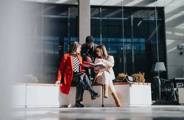 Drei Geschäftsleute Stilvoller Businesskleidung Bei Einem Arbeitsgespräch Vor Einem Modernen — Stockfoto