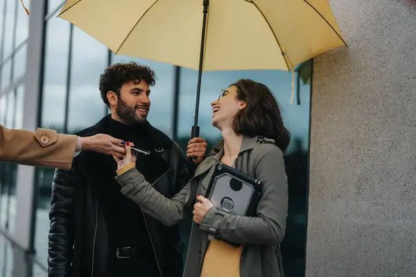 Joyful Friends Sharing Yellow Umbrella Rainy City Day — Stock Photo, Image