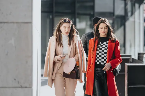 Urban Lifestyle Capture Three Fashionable Friends Strolling Together City Casual — Stock Photo, Image