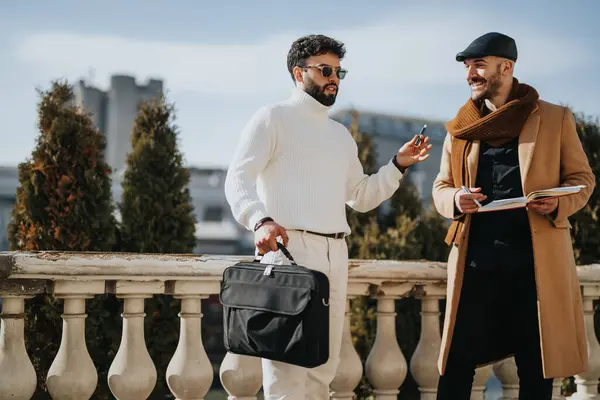 Due Uomini Professionisti Elegante Abbigliamento Casual Avendo Una Conversazione Con — Foto Stock