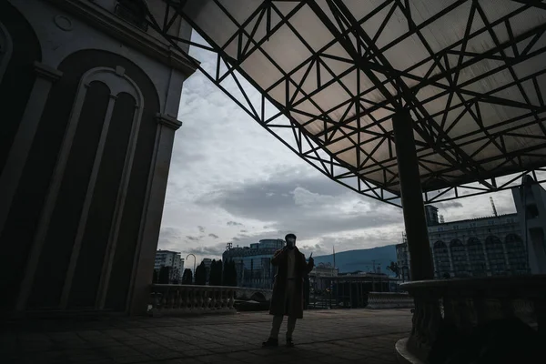 Contemplative Silhouette Stands Geometric Pavilion Canopy Overlooking Urban Landscape Moody — Stock Photo, Image