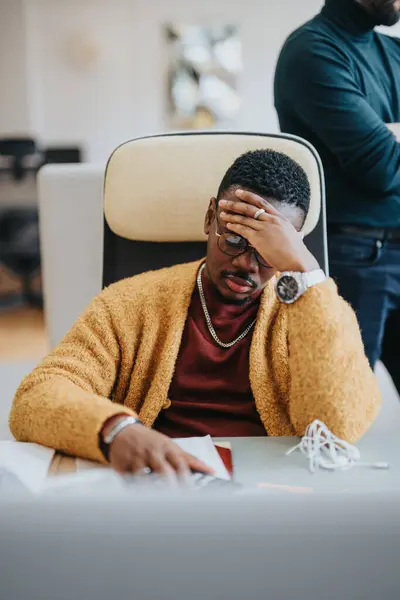 Przytłoczony Młody Afroamerykanin Biznesmen Ręką Czole Myślach Siedzący Przy Biurku — Zdjęcie stockowe
