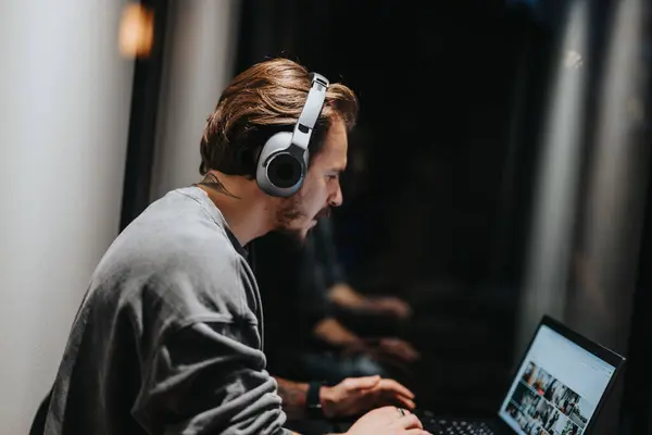 Concentrated Young Man Tattoos Absorbed Work His Laptop Wearing Headphones — Stock Photo, Image