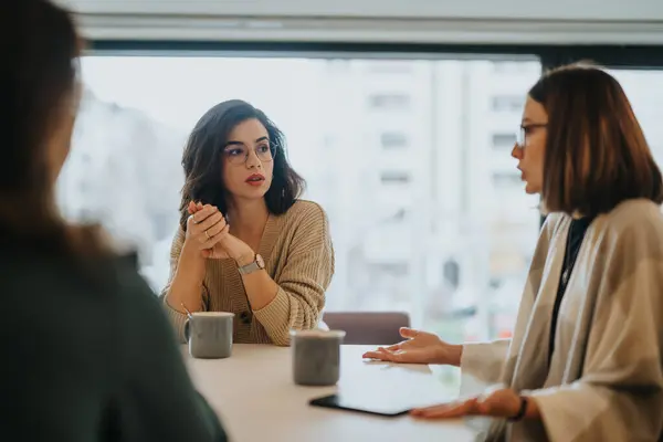 Focused Professional Women Conversation Bright Cafe Exuding Sense Collaboration Decision — Stock Photo, Image