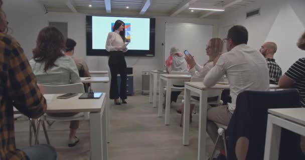Klassenzimmer Büro Wirft Eine Schöne Lehrerin Die Papiere Als Zeichen — Stockvideo