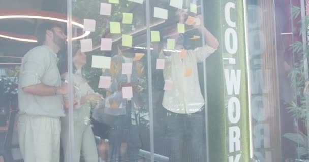 Sebuah Tim Bisnis Yang Beragam Mencakup Generasi Dan Budaya Berkolaborasi — Stok Video