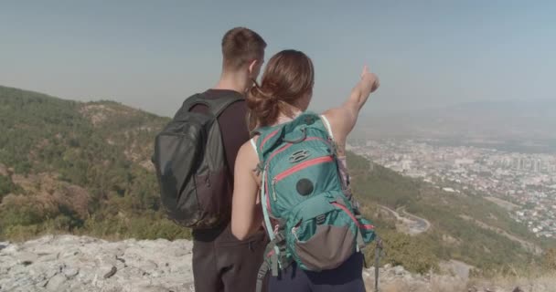 Sportoló Aki Várost Mutatja Magyarázza Férfi Barátjának Miközben Hegy Tetején — Stock videók