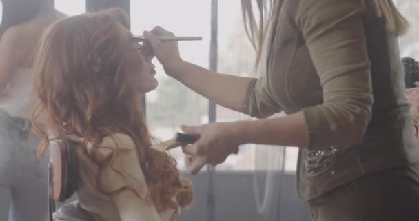 Samengesteld Uit Een Gember Meisje Een Professionele Salon Professionele Schoonheidsspecialiste — Stockvideo