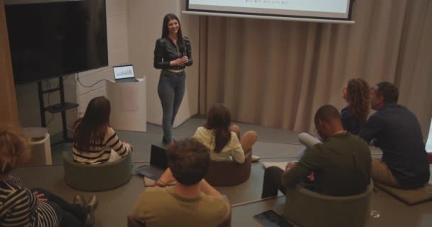 Ruang Amfiteater Selama Seminar Bisnis Pandangan Tinggi Menangkap Sekelompok Orang — Stok Video
