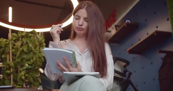 Gyönyörű Üzletasszony Modern Irodai Írásban Információkat Egy Notebook Míg Kutatás — Stock videók