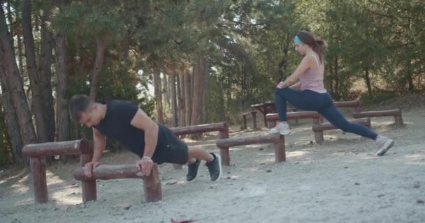 Beautiful Fit Sports Couple Exercising Training Beautiful Mountain Park Early — Stock Video