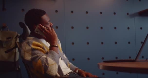Черный Бизнесмен Ведет Переговоры Телефону Современном Офисе — стоковое видео