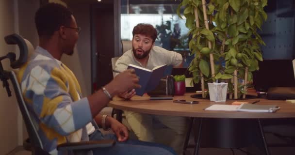 Başarılı Ortakları Modern Bir Şehir Merkezinde Birlikte Çalışırlar Birbirlerine Danışıyorlar — Stok video