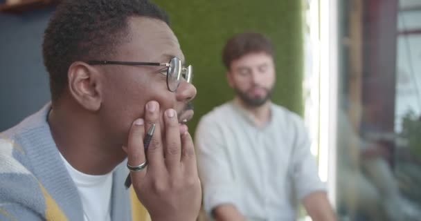 Zwei Unterschiedliche Mitarbeiter Arbeiten Büro Zusammen Schwarzer Mann Kämpft Bei — Stockvideo