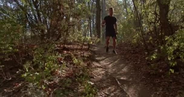 Healthy Happy Runner Enjoys Exploring Natural Environment While Hiking Cardio — Stock Video