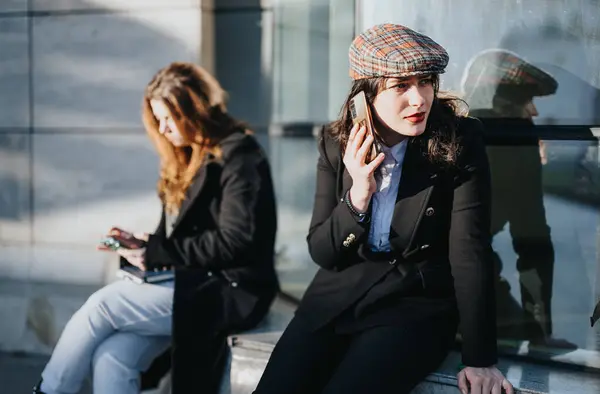 Stylish Women Business Call Texting Outdoors Urban Backdrop — Stock Photo, Image