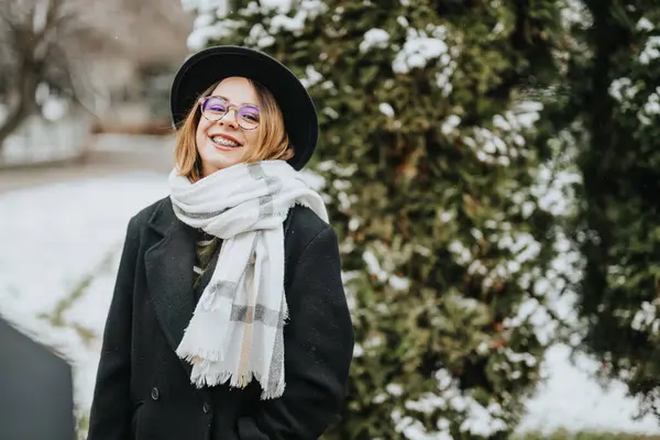 Cheerful Young Lady Wearing Stylish Hat Scarf Enjoys Winter Day — Stock Photo, Image