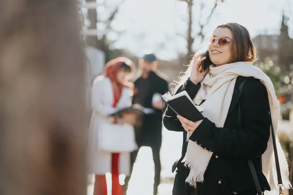 Glimlachende Jonge Zakenvrouw Een Zonnebril Praten Telefoon Met Mensen Achtergrond — Stockfoto