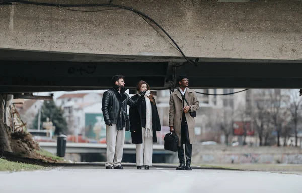 Τρεις Φίλοι Στέκονται Μαζί Κάτω Από Μια Γέφυρα Της Πόλης — Φωτογραφία Αρχείου