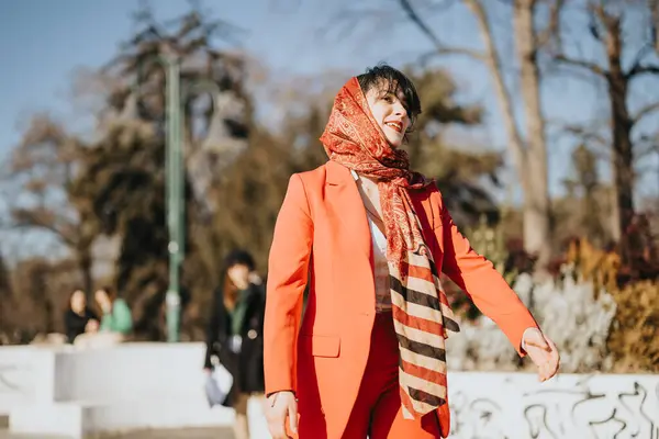 Joven Emprendedor Con Elegante Traje Rojo Disfruta Soleado Día Invierno — Foto de Stock