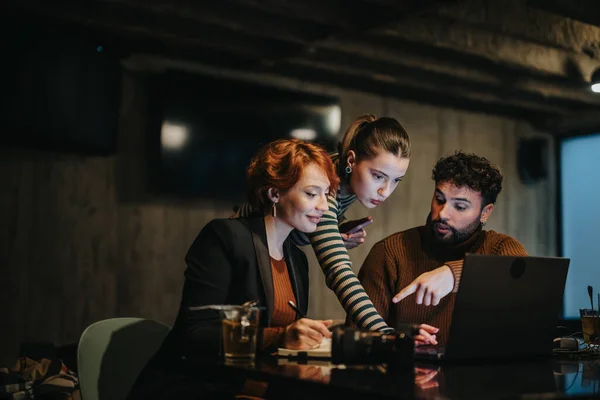 Young Business Team Collaborating Project Details Late Night Office Meeting — Stock Photo, Image