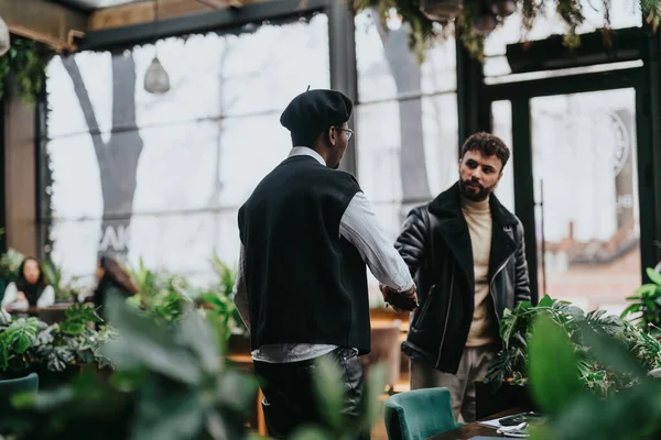 Empresarios Vestidos Casualmente Entablan Una Conversación Moderno Café Bien Iluminado — Foto de Stock