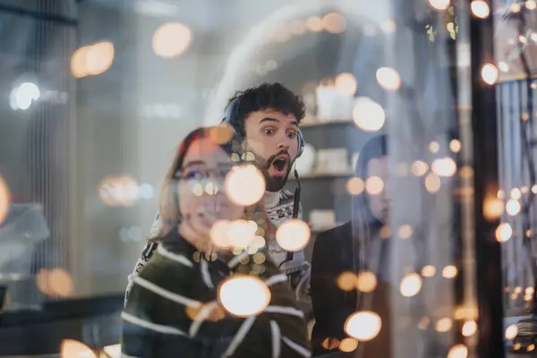 Jongeren Die Verbazing Opwinding Uiten Achter Glas Met Bokeh Lichten — Stockfoto